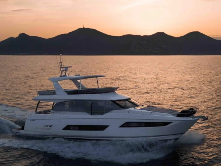 Charter a Prestige 680S in Côte d'Azur on Samboat