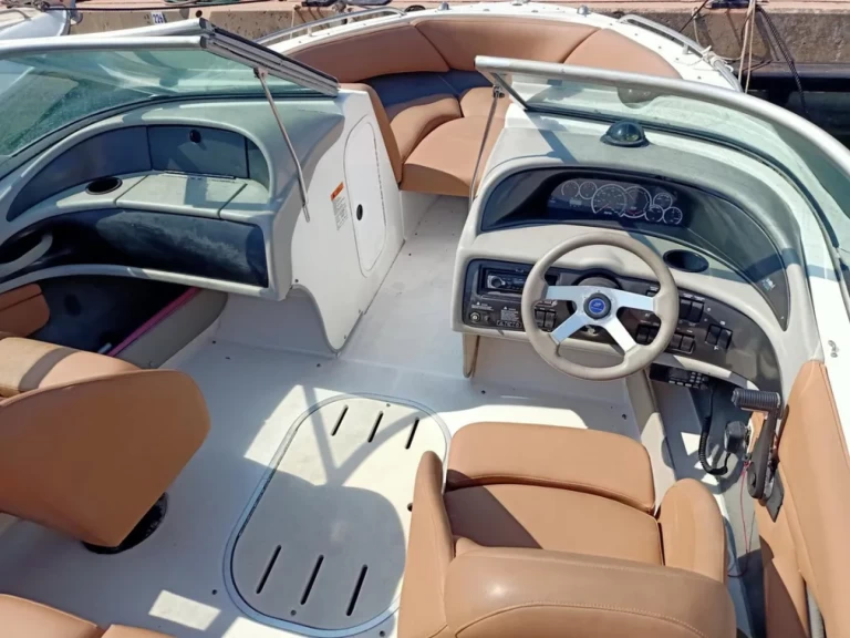 Hire Motorboat Four Winns with a boat licence