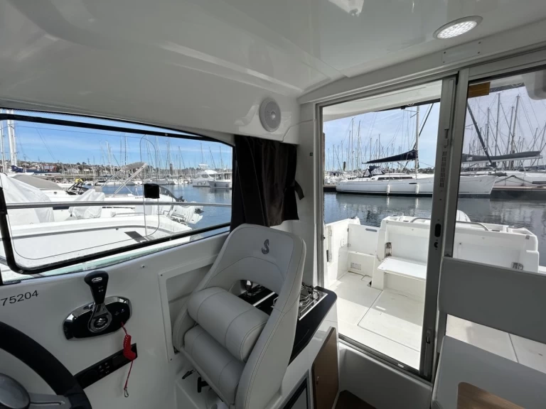 Hire Motorboat Bénéteau with a boat licence