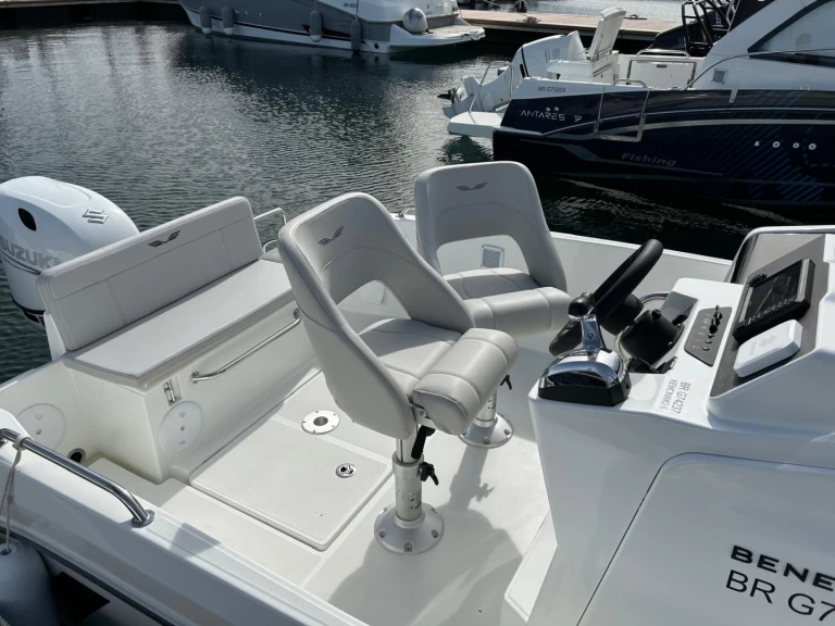 Charter a Bénéteau Flyer 6 SPACEdeck in Port du Moulin Blanc on Samboat