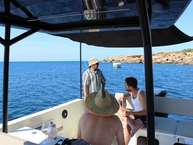 Charter a Astilux 900SD in Sant Antoni de Portmany on Samboat