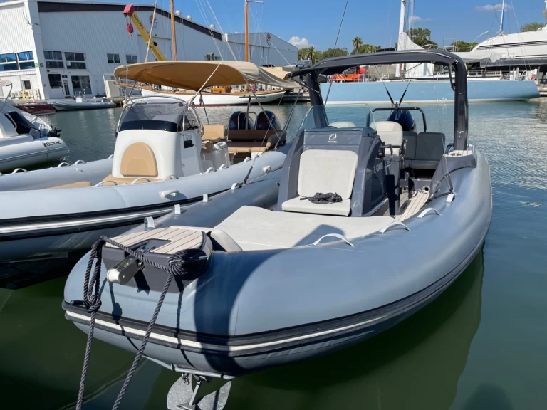 Charter a Zodiac Medline 7.5 in Port Grimaud on Samboat