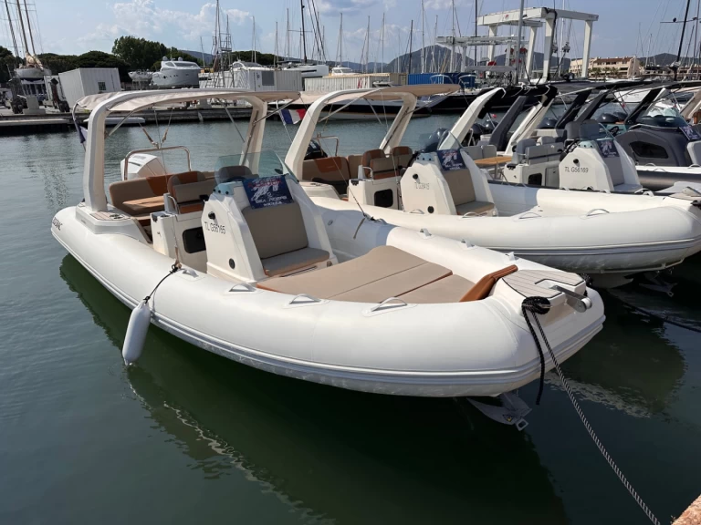 Hire RIB Zodiac with a boat licence