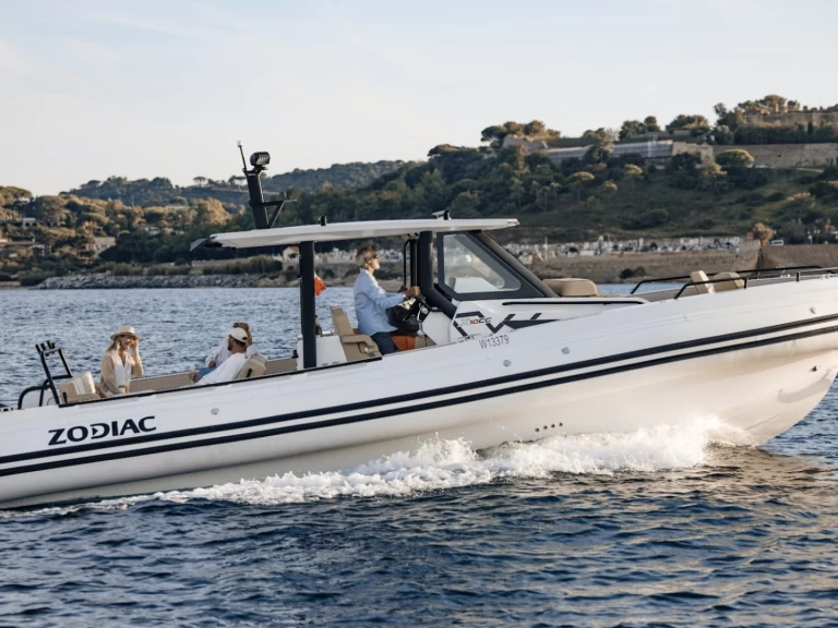Yacht hire Port Grimaud cheap zodiac X10 CC
