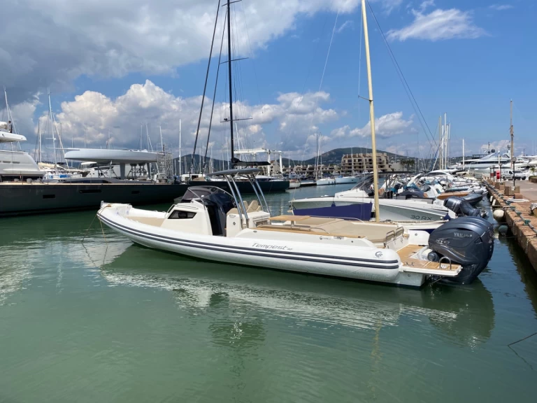 Charter a Capelli Tempest 40 in Port Grimaud on Samboat