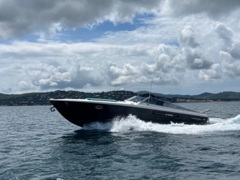 Luxury Yacht hire in Port Grimaud - Itama 38