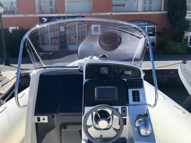 Hire RIB Bwa with a boat licence