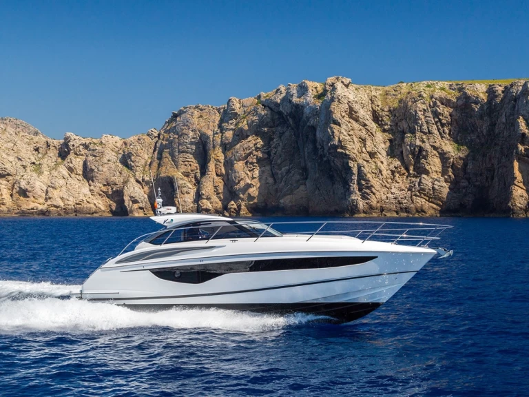 Charter a Princess Princess V40 in Port Grimaud on Samboat