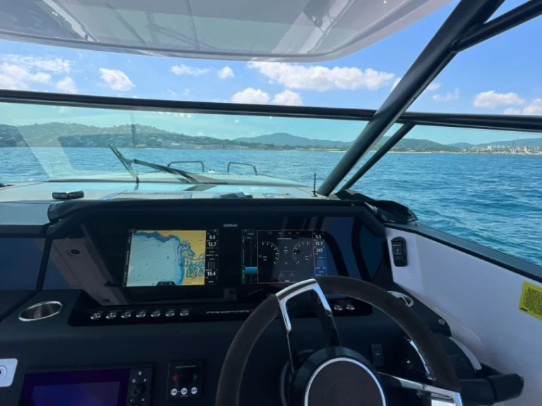 Hire a Axopar Axopar 37 Sun-Top Port Grimaud