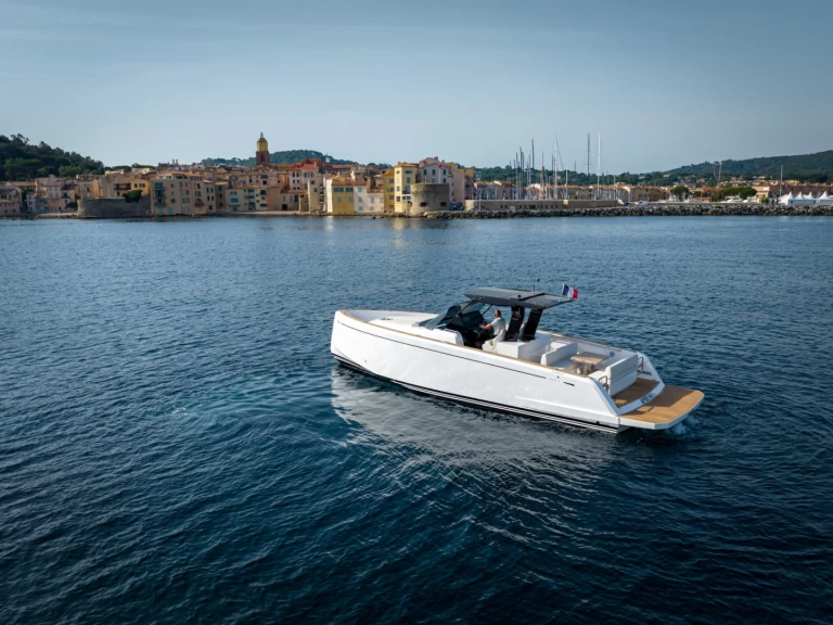 Charter a Pardo Yachts Pardo 38 in Port Grimaud on Samboat