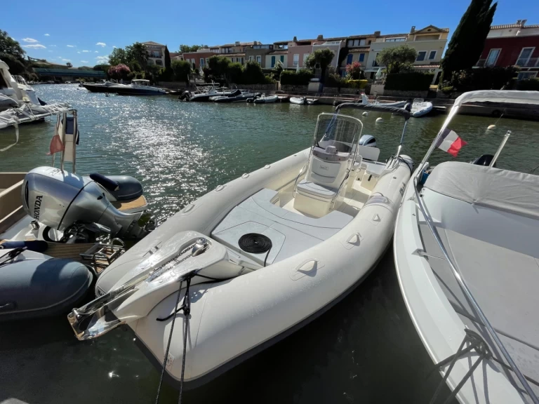 Hire RIB Bwa with a boat licence