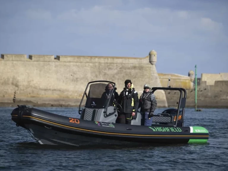 Hire RIB Highfield with a boat licence