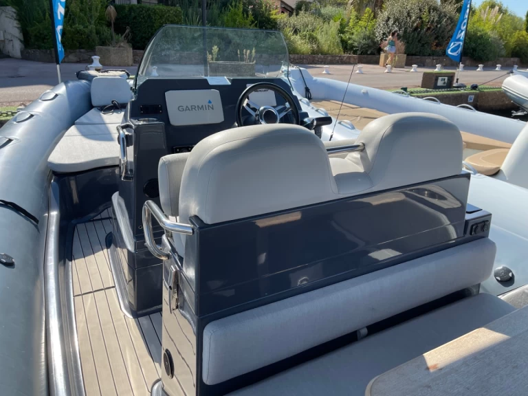 Hire a Zodiac Medline 7.5 Port Grimaud
