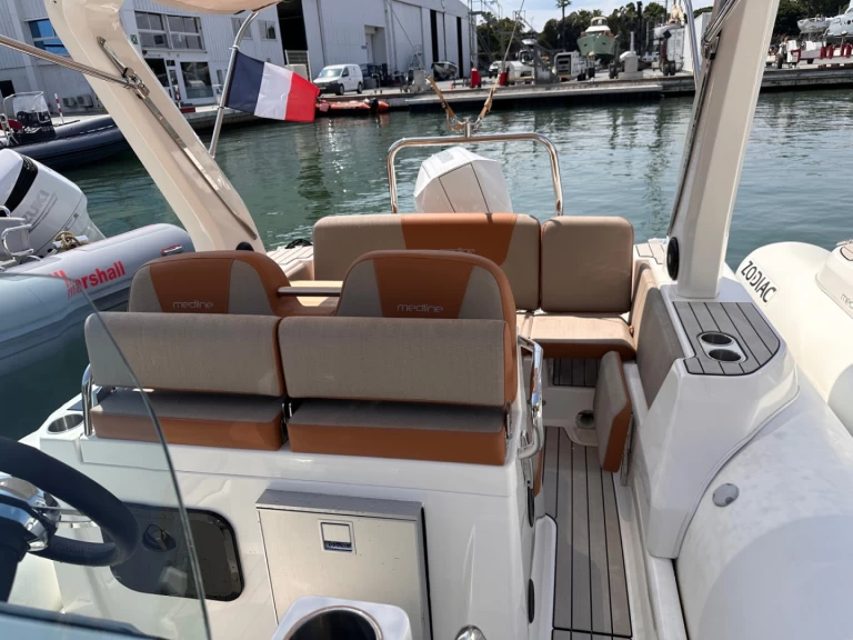 Hire RIB Zodiac with a boat licence