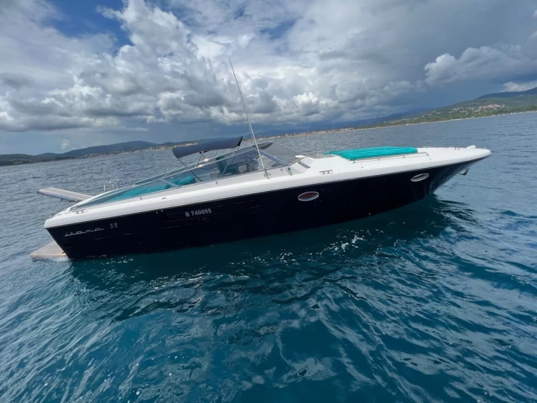 Charter a Itama 38 in Port Grimaud on Samboat