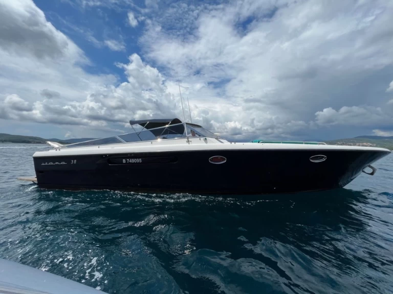 Hire Luxury Yacht Itama with a boat licence