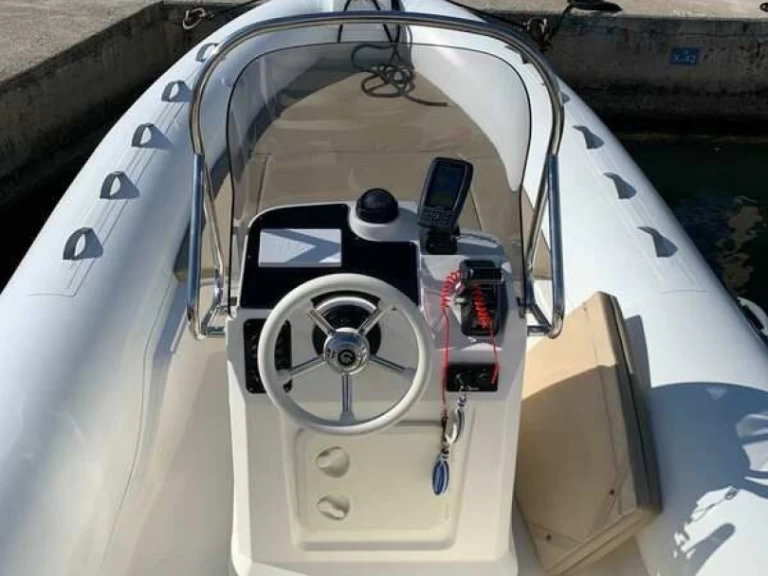 Hire RIB Capelli with a boat licence
