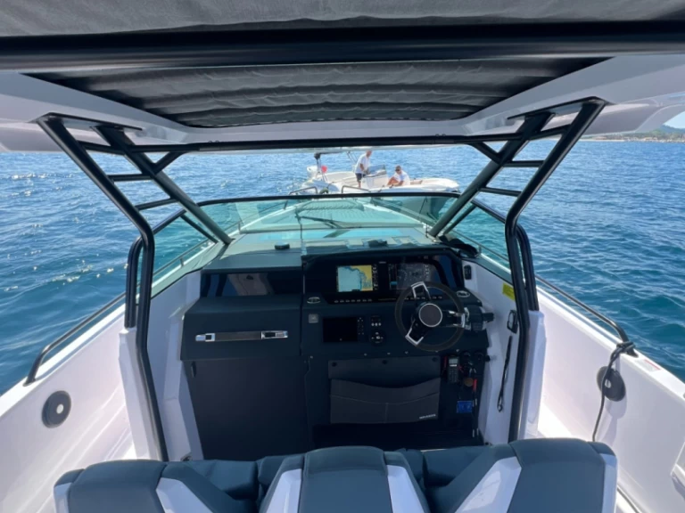 Hire Luxury Yacht Axopar with a boat licence