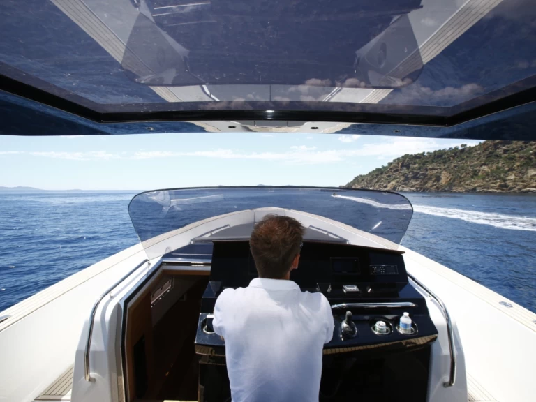 Hire Motorboat Pardo Yachts with a boat licence