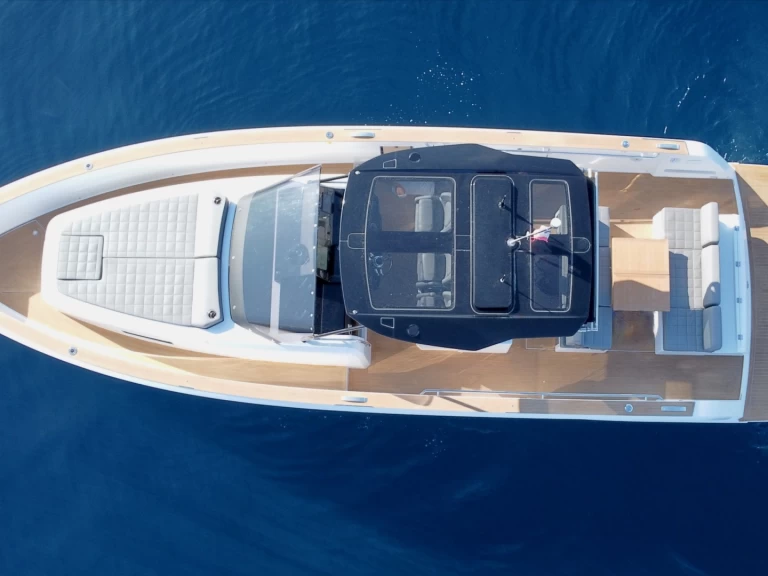 Hire Motorboat Pardo Yachts with a boat licence