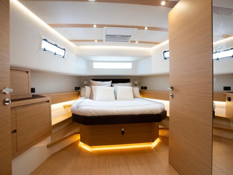 Luxury Yacht to hire Cogolin at the best price