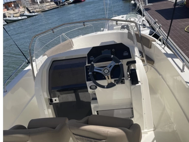 Hire Motorboat Pacific Craft with a boat licence