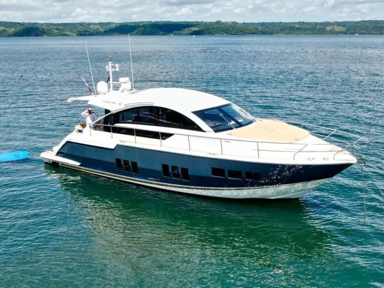 Hire Motorboat Fairline with a boat licence