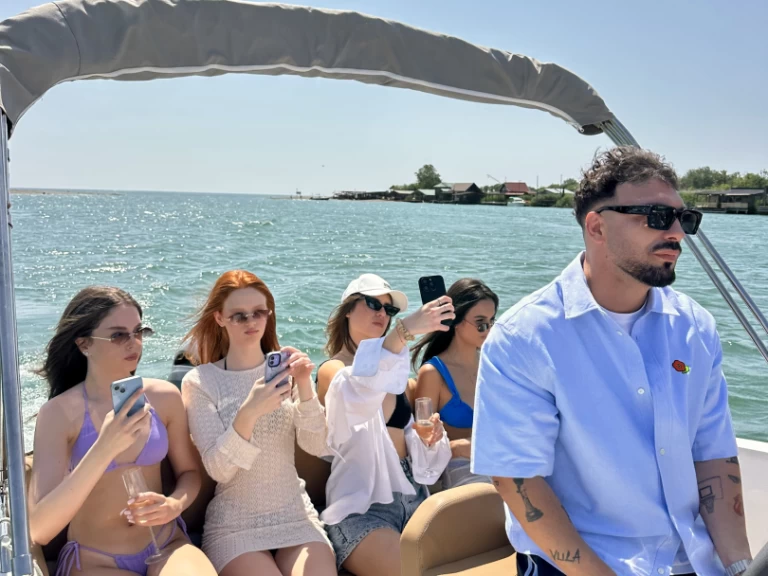 Hire Motorboat Idea Marine with a boat licence