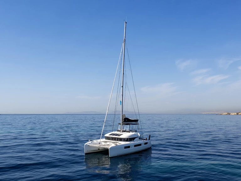 Hire Catamaran Lagoon with a boat licence