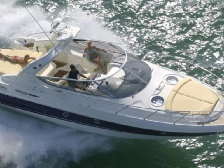 Charter a Cranchi Endurance 39 in Saint-Raphaël on Samboat