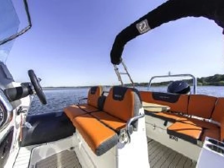 Hire RIB Zodiac with a boat licence