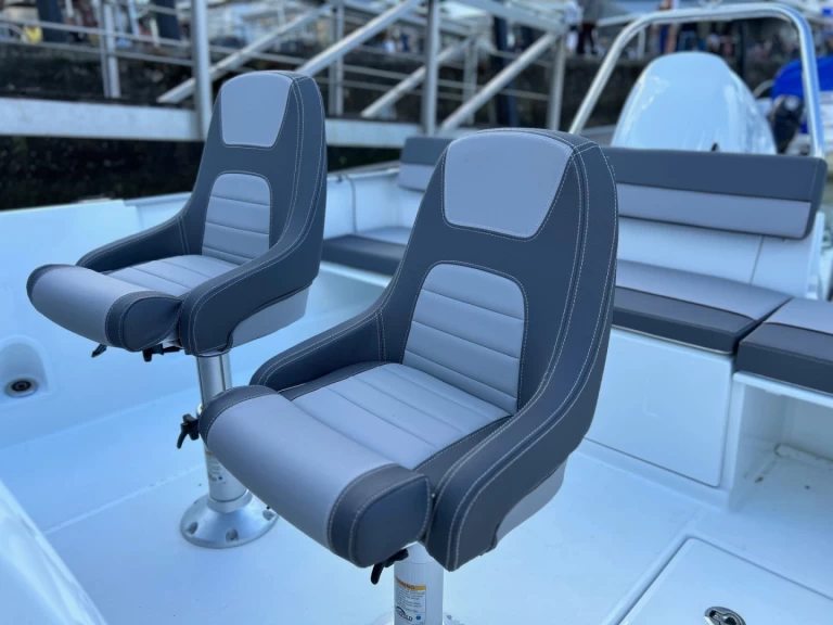 Yacht charter La Flotte - Jeanneau Cap Camarat 7.5 CC Serie 3 on SamBoat