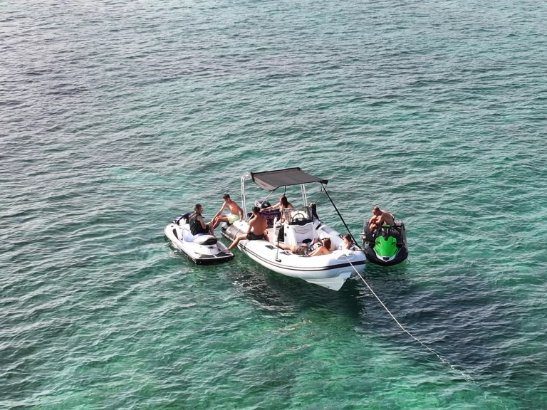 Yacht hire Porto-Vecchio cheap cayman 19