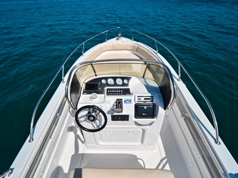 Charter a Ranieri Voyager 24 in Funtana-Fontane on Samboat