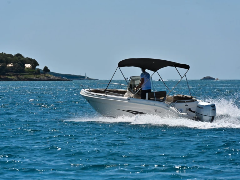 Charter a Ranieri Voyager 640 in Funtana-Fontane on Samboat