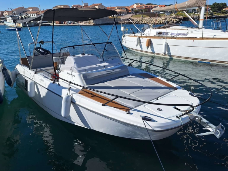 Hire a Bénéteau Flyer7 Port-de-Bouc