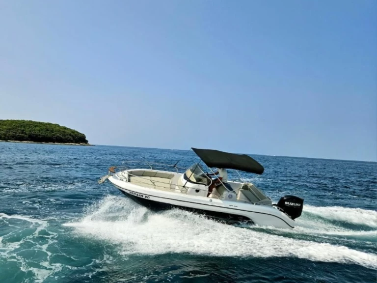 Charter a Ranieri 23S in Funtana-Fontane on Samboat