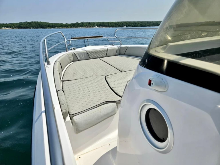 Hire Motorboat Ranieri with a boat licence