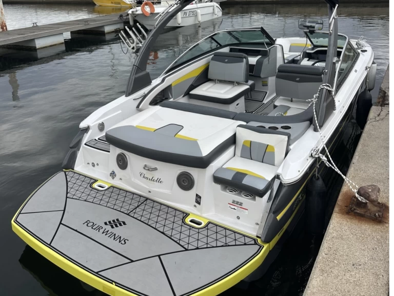 Hire Motorboat Four Winns with a boat licence