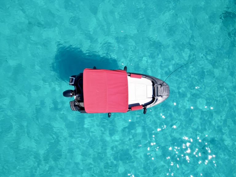 Hire Motorboat ROTO with a boat licence