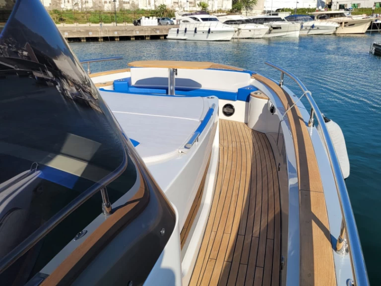 Hire a italyure SPORT 38  Sorrento