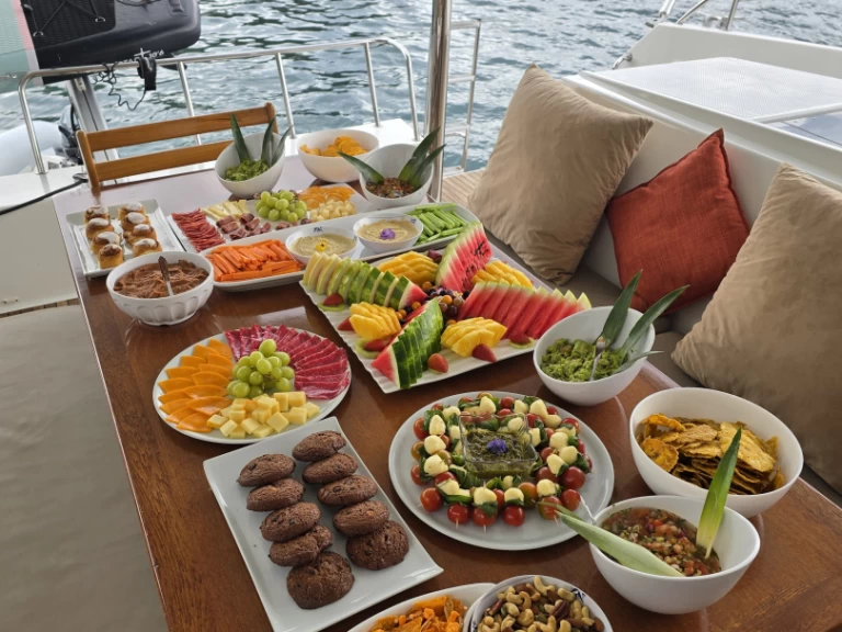 Hire a Fountaine Pajot Helia 44 Bahía Culebra