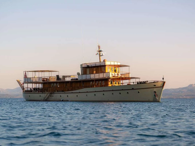 Hire Luxury Yacht  with a boat licence