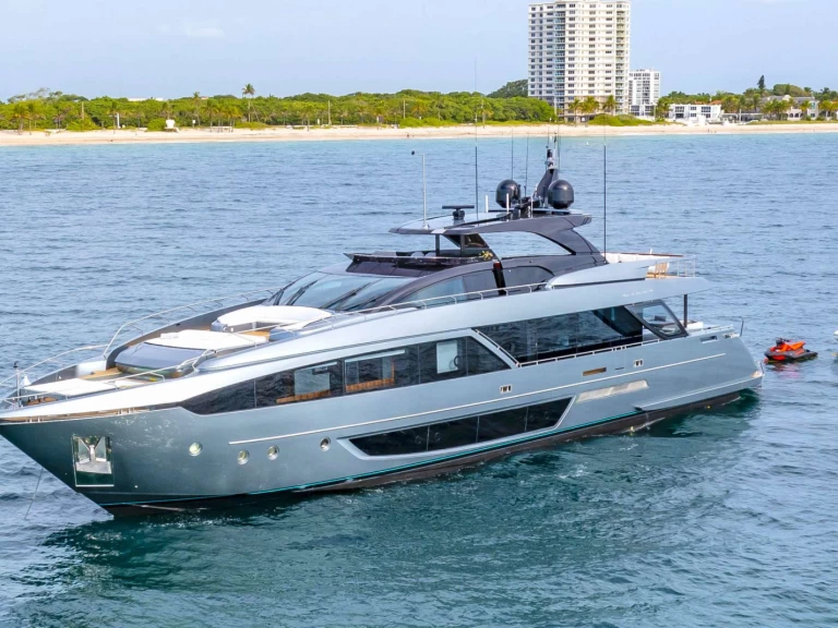 Luxury Yacht to hire Newport at the best price