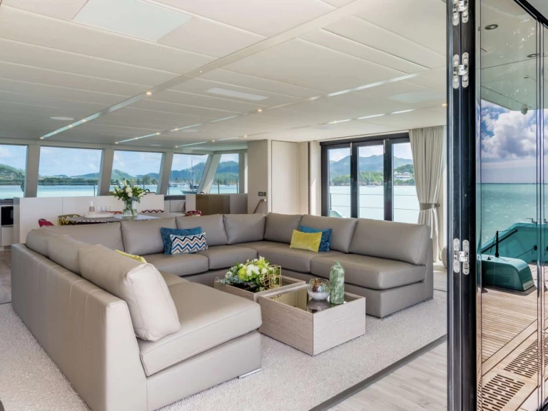 Hire Luxury Yacht Sunreef with a boat licence
