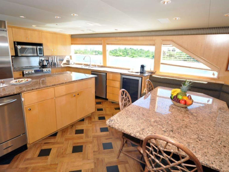 Hire Luxury Yacht Broward with a boat licence