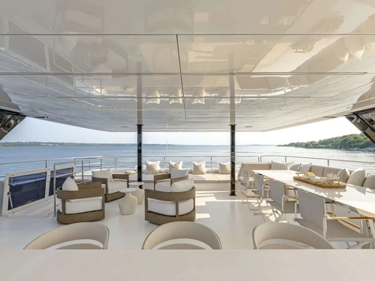 Hire Luxury Yacht Sunreef with a boat licence