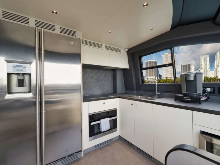 Hire Luxury Yacht with or without skipper Azimut Aventura