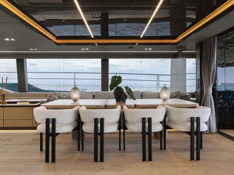 Hire Luxury Yacht Sunreef with a boat licence