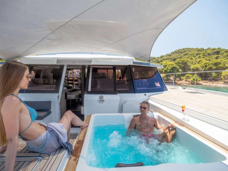 Luxury Yacht hire in Néa Péramos - Fountaine Pajot MAJESTY OF GREECE